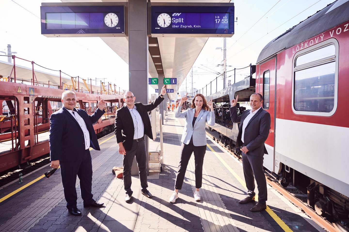 Split train. Загреб Мюнхен поезд. Поезд Вена сплит. Поезд Москва Братислава. Загреб Мюнхен поезд вагоны.